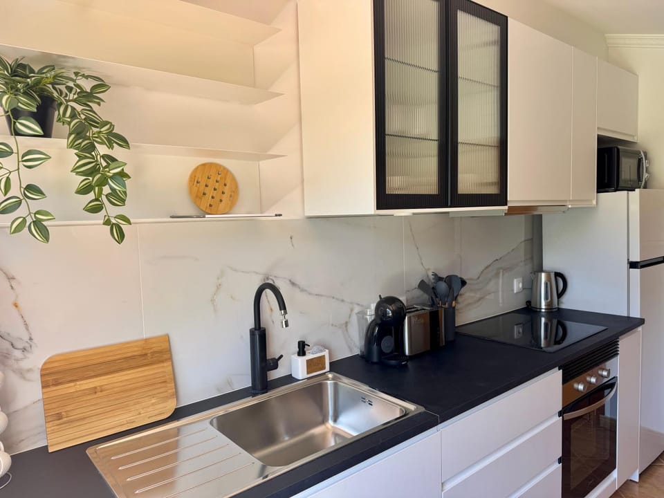 Coffee/tea facilities, Kitchen or kitchenette, dishwasher, oven, stove, toaster