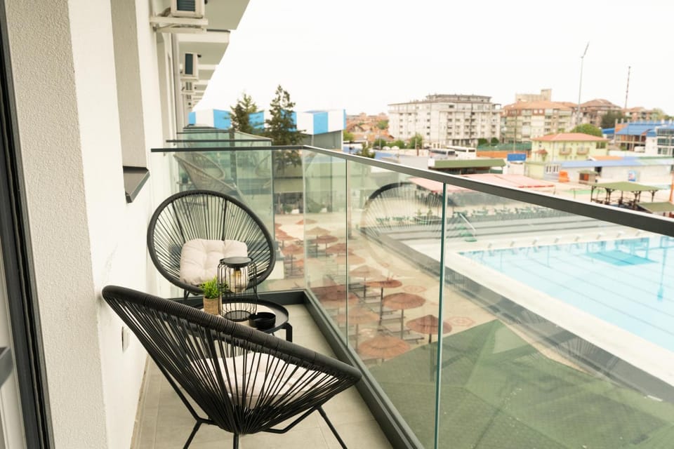View (from property/room), Balcony/Terrace, Pool view, sunbed