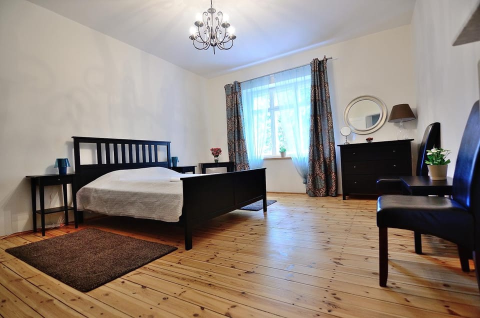 Bed, Seating area, Bedroom