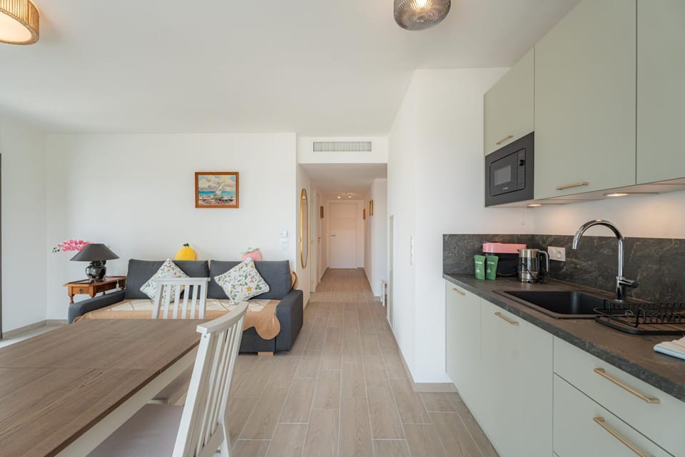 TV and multimedia, Kitchen or kitchenette, Living room, Seating area, Dining area, oven, stove, air conditioner