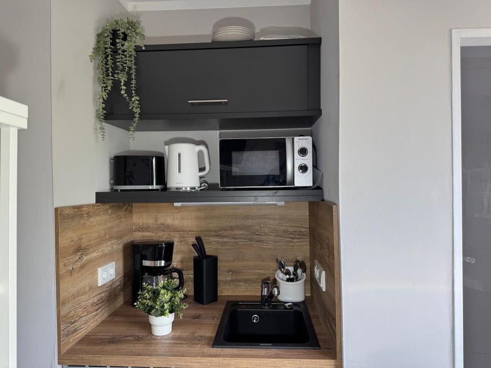 Coffee/tea facilities, Kitchen or kitchenette, microwave, toaster