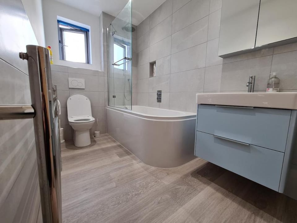 King size bedroom in a shared 2 bedroom flat Apartment in Cambridge
