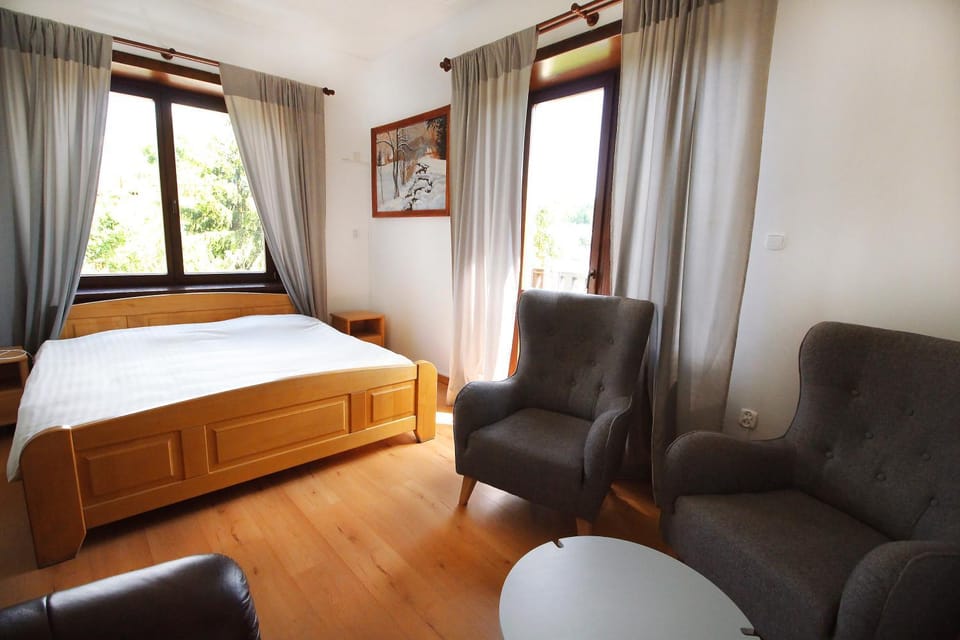Bed, Photo of the whole room, Seating area, Bedroom