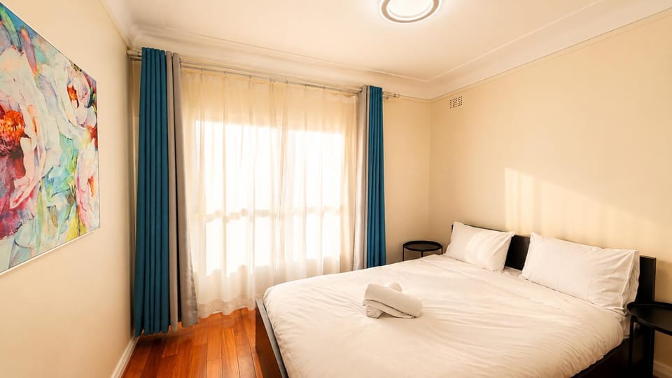 3BR Mascot House 3 Queen Beds Walk to Station House in Mascot