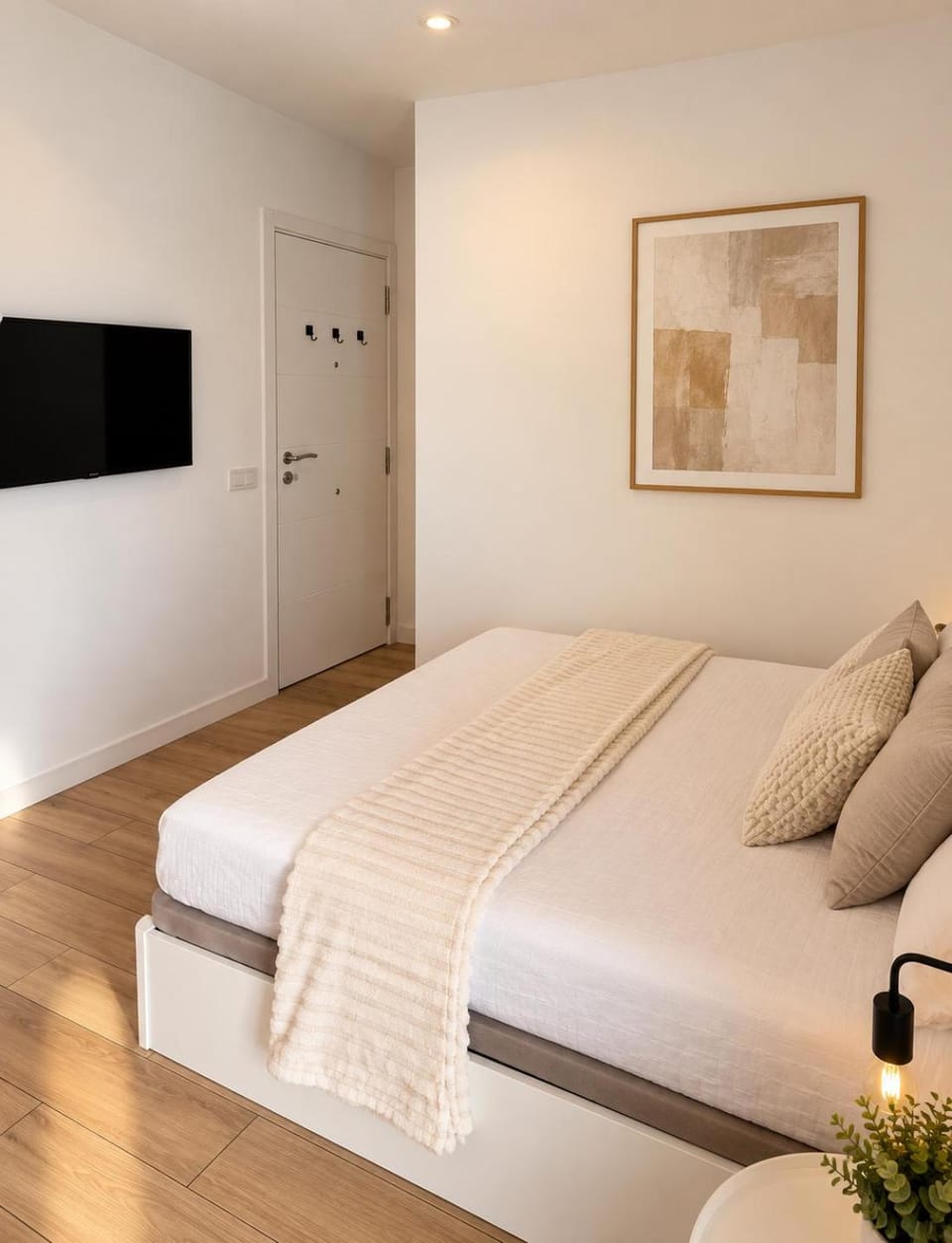 Bed, TV and multimedia, Bedroom