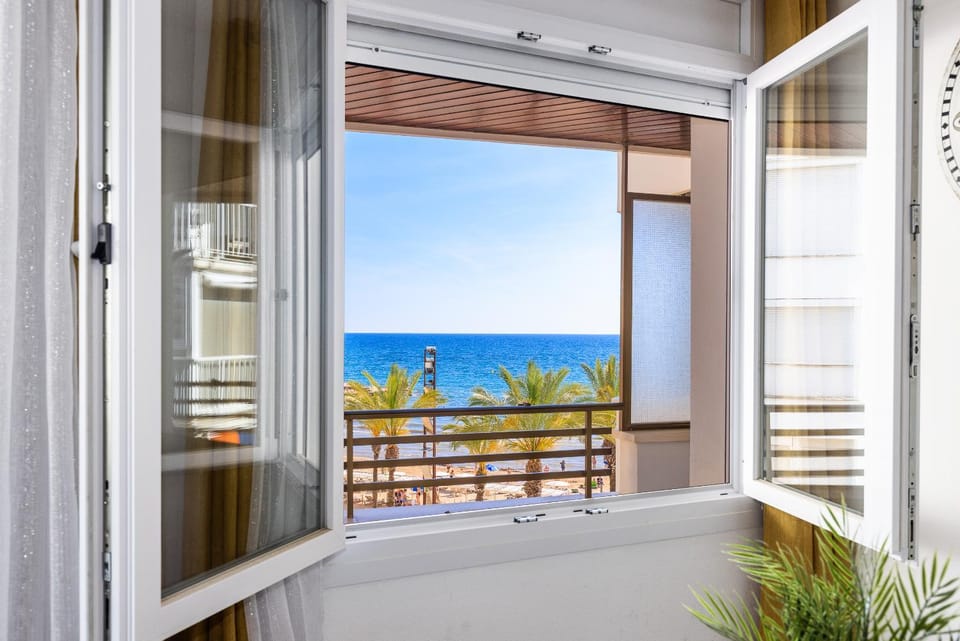 Capote Family Beachfront Rentalmar Apartment in Salou