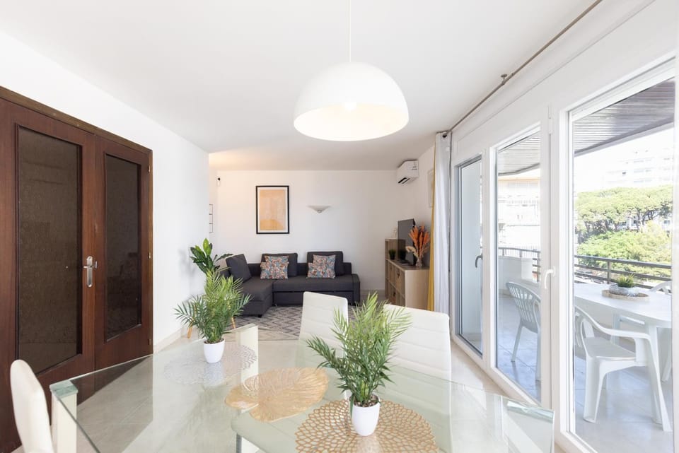 Capote Family Beachfront Rentalmar Apartment in Salou