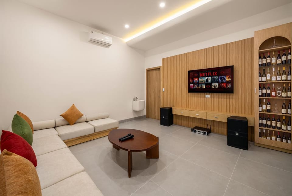 TV and multimedia, Seating area, air conditioner