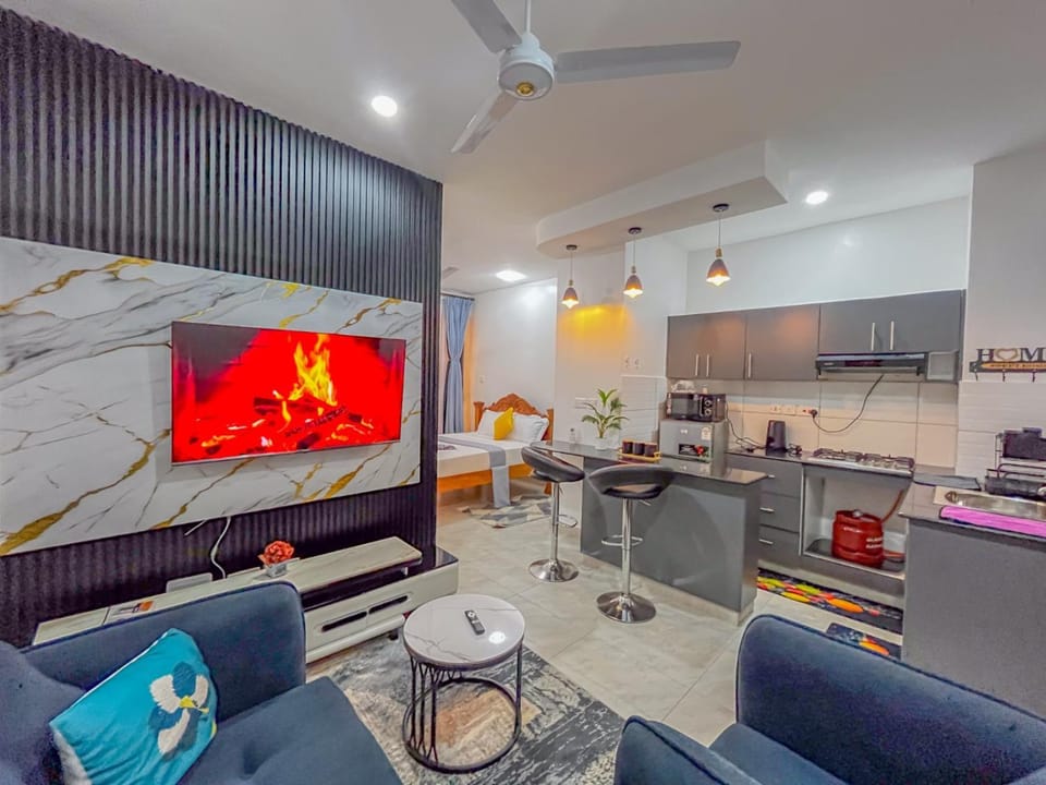 Kitchen or kitchenette, Living room, Seating area, Dining area