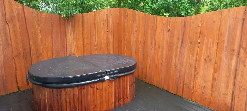 Cozy Retreat Sleeps 2 with Hot Tub & Pets Ok House in County Kerry