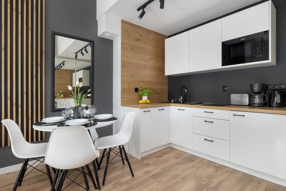 Coffee/tea facilities, Kitchen or kitchenette, Dining area, microwave, oven, stove, toaster