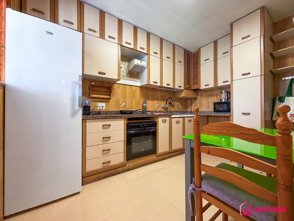 Kitchen or kitchenette, oven