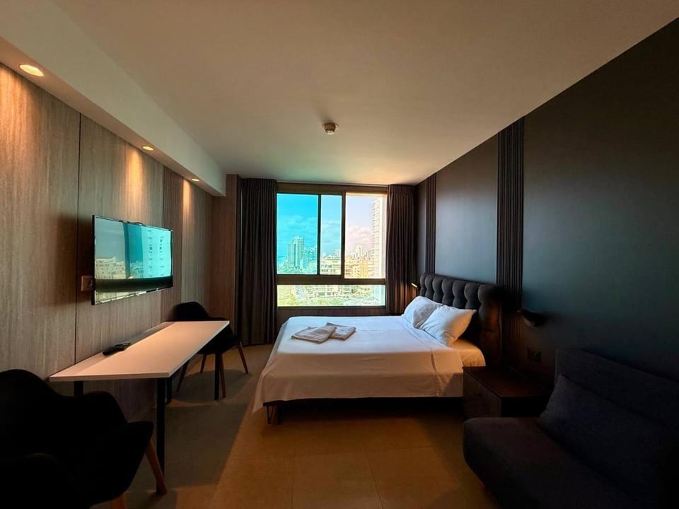 Bed, TV and multimedia, Photo of the whole room