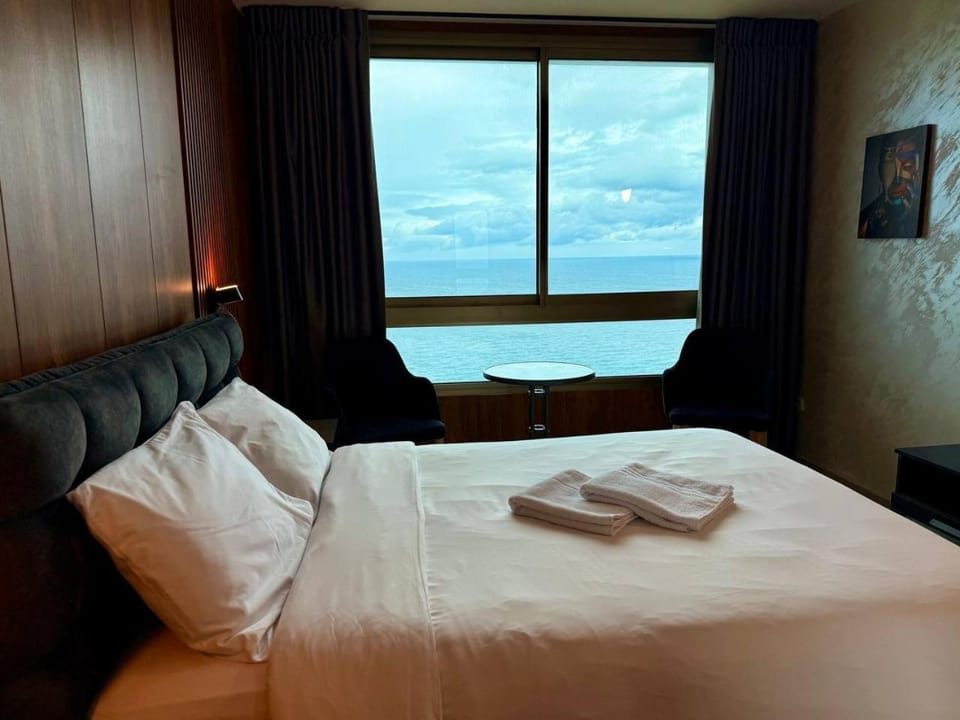 Bed, Photo of the whole room, Sea view