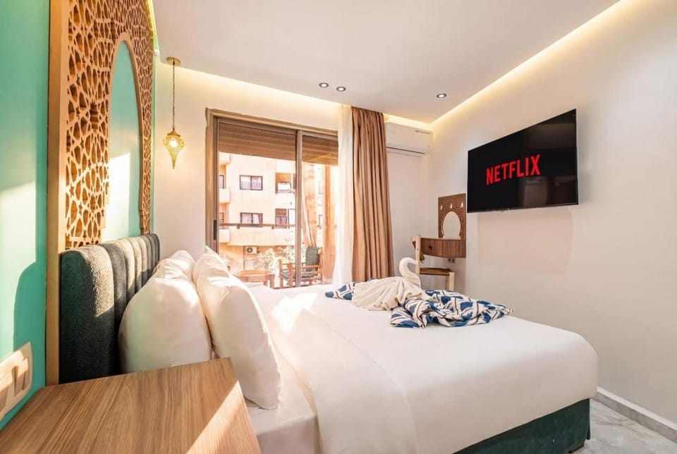 Bed, TV and multimedia, Photo of the whole room, Bedroom, towels