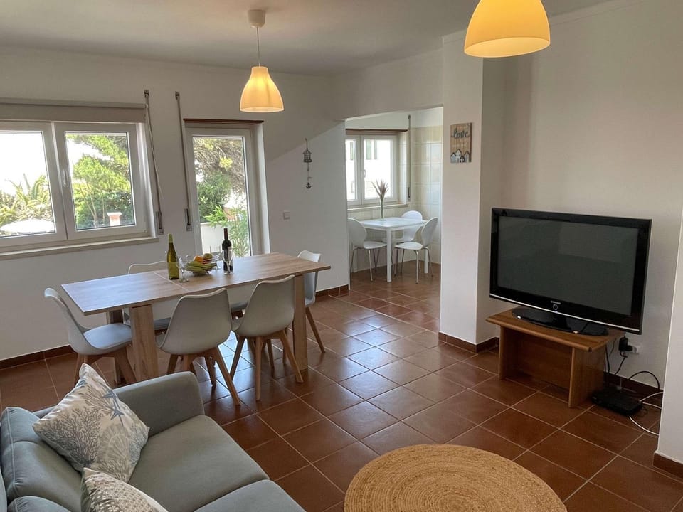 Communal lounge/ TV room, TV and multimedia, Living room, Seating area, Dining area