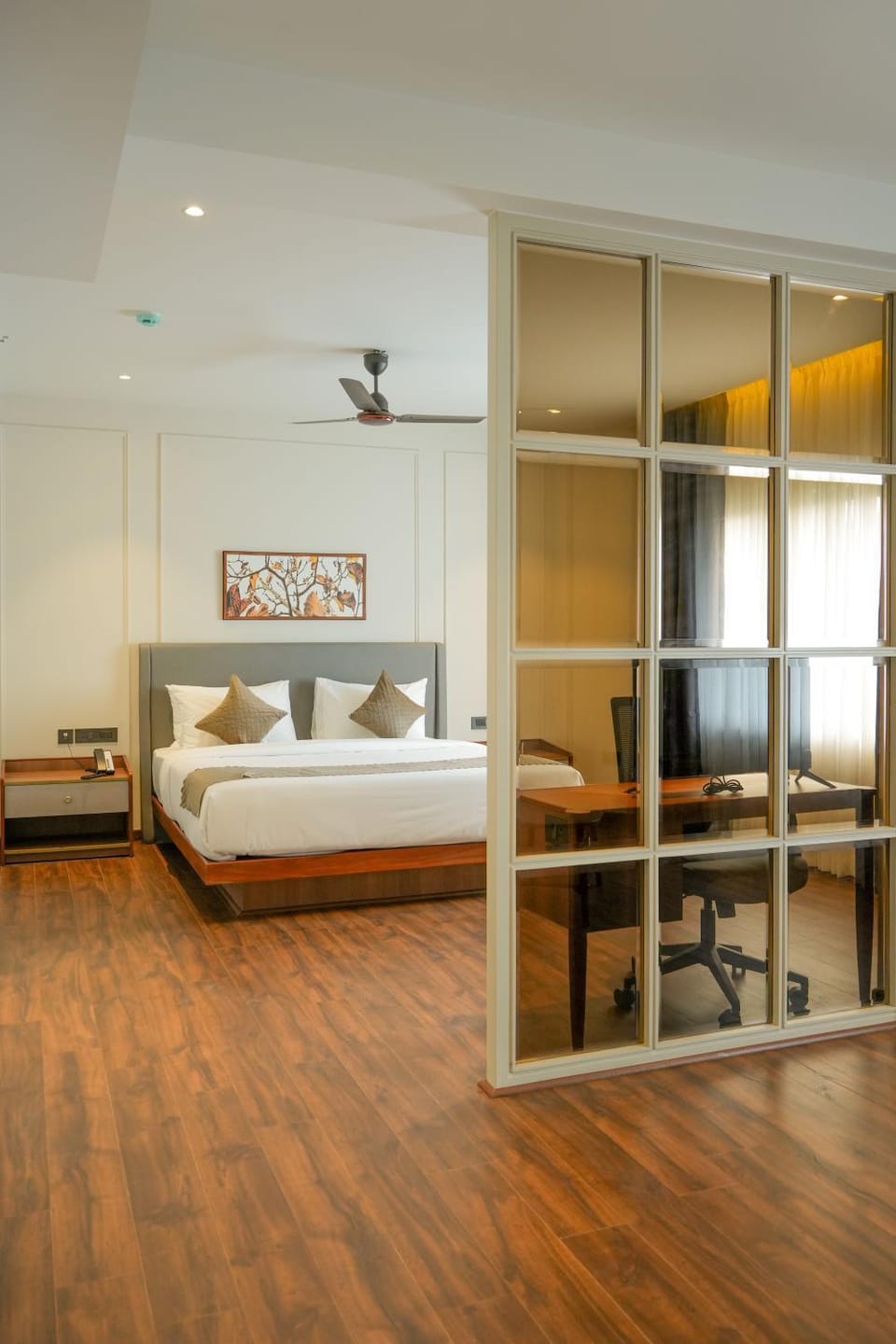 Bed, TV and multimedia, Photo of the whole room, Bedroom
