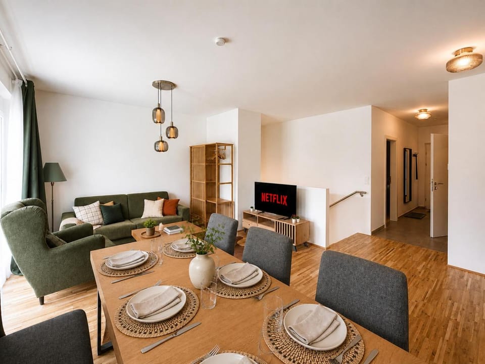 TV and multimedia, Living room, Seating area, Dining area