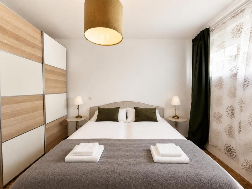Bed, Photo of the whole room, Bedroom, towels