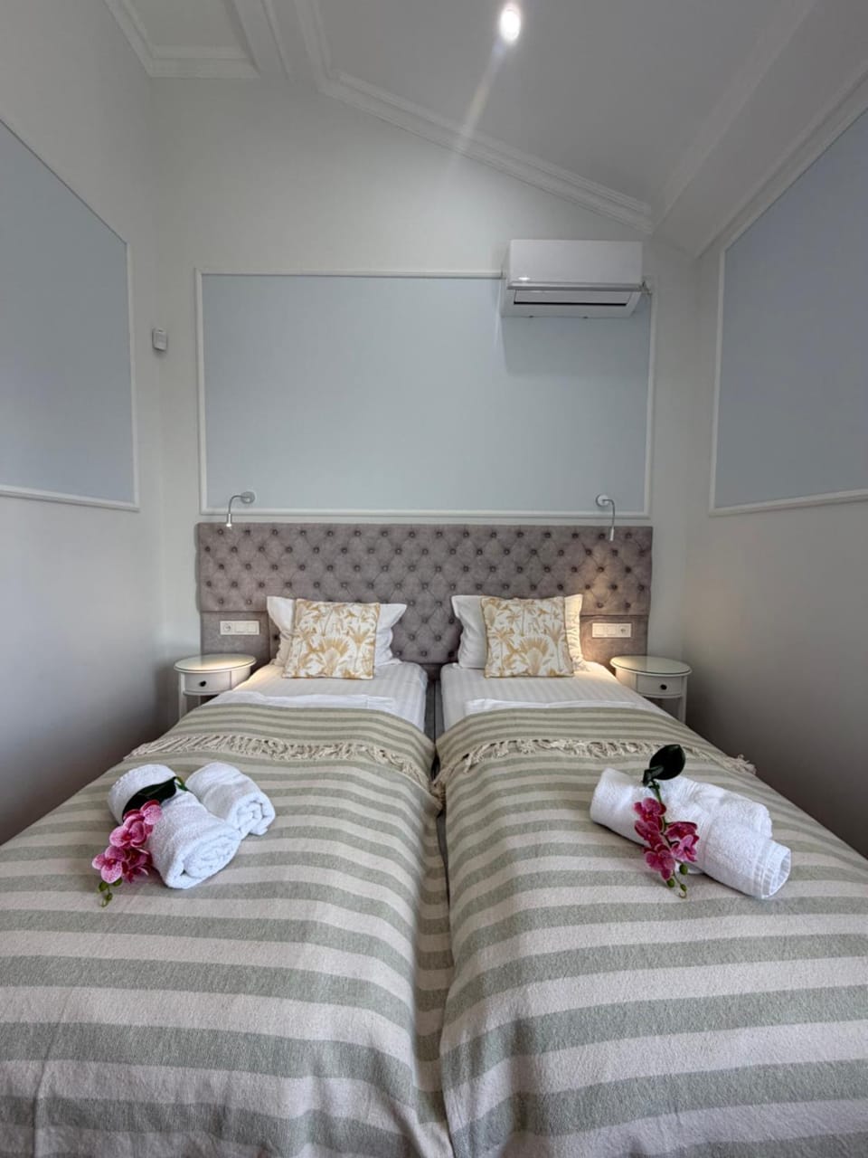 Bed, Photo of the whole room, Bedroom, towels, air conditioner