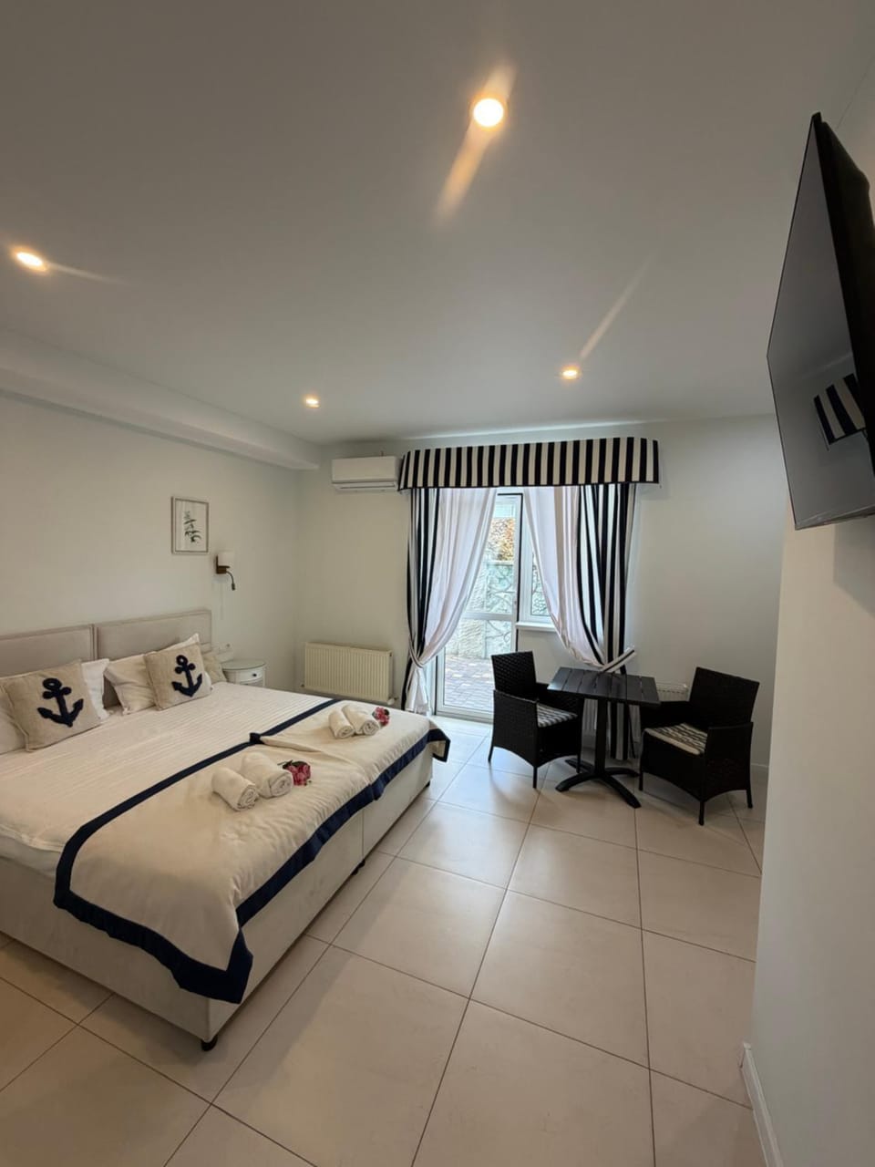 Bed, TV and multimedia, Living room, Photo of the whole room, Seating area, Bedroom, towels