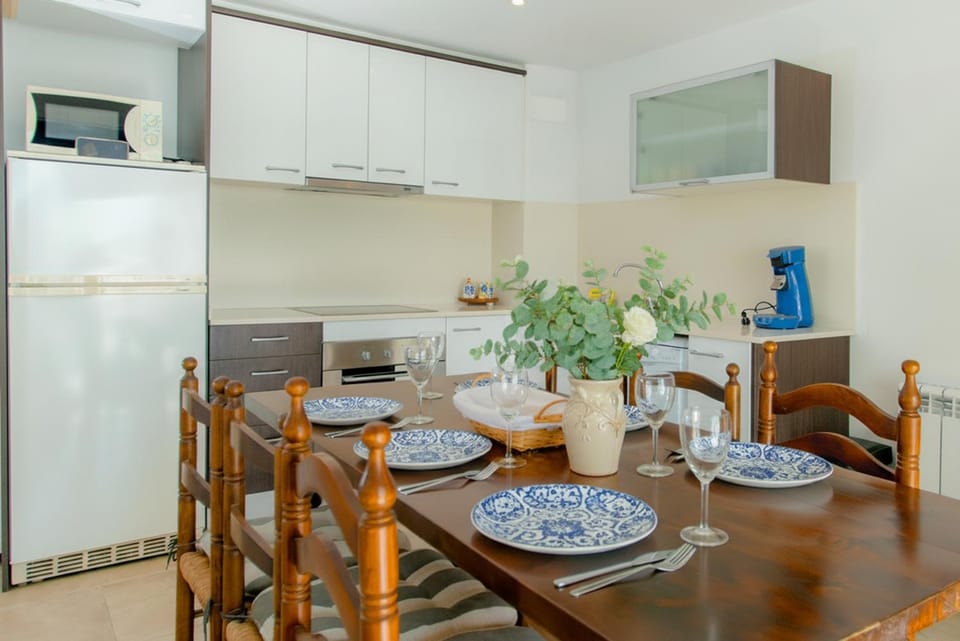 Kitchen or kitchenette, Dining area
