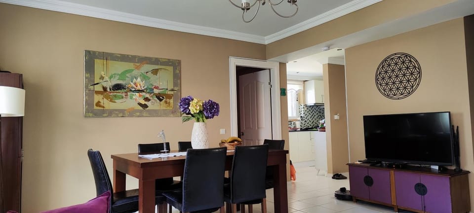 Communal lounge/ TV room, TV and multimedia, Living room, Seating area, Dining area