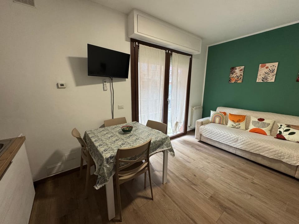 Communal lounge/ TV room, TV and multimedia, Living room, Seating area, Dining area