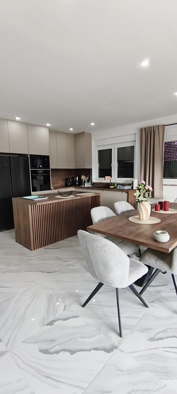 Dining area, kitchen