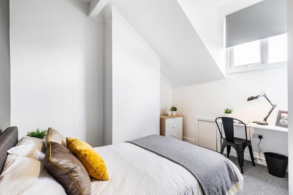 Stylish 5-Bed Home Ideal For Groups - Free Parking House in Leeds