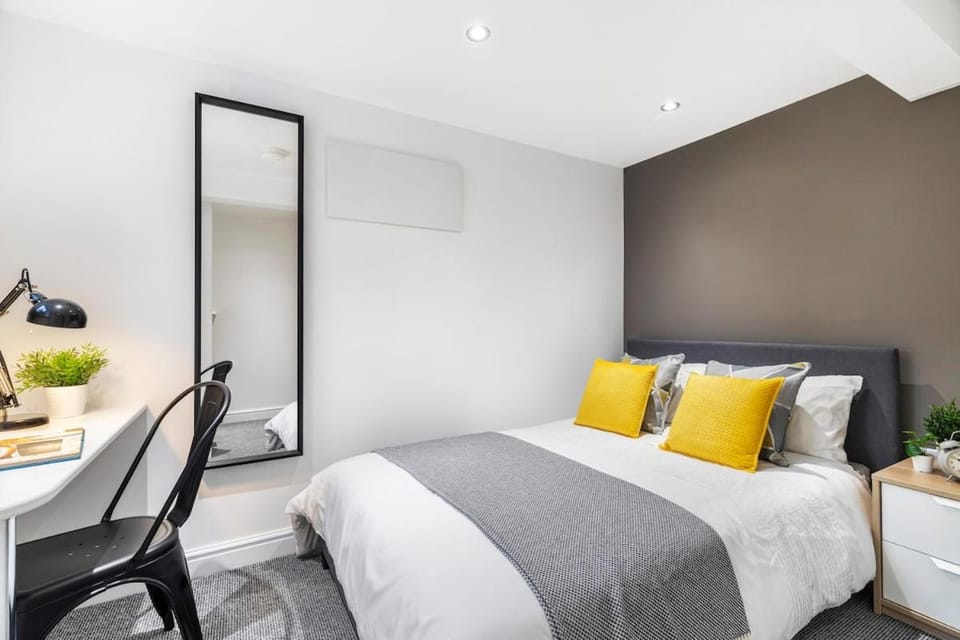 Stylish 5-Bed Home Ideal For Groups - Free Parking House in Leeds