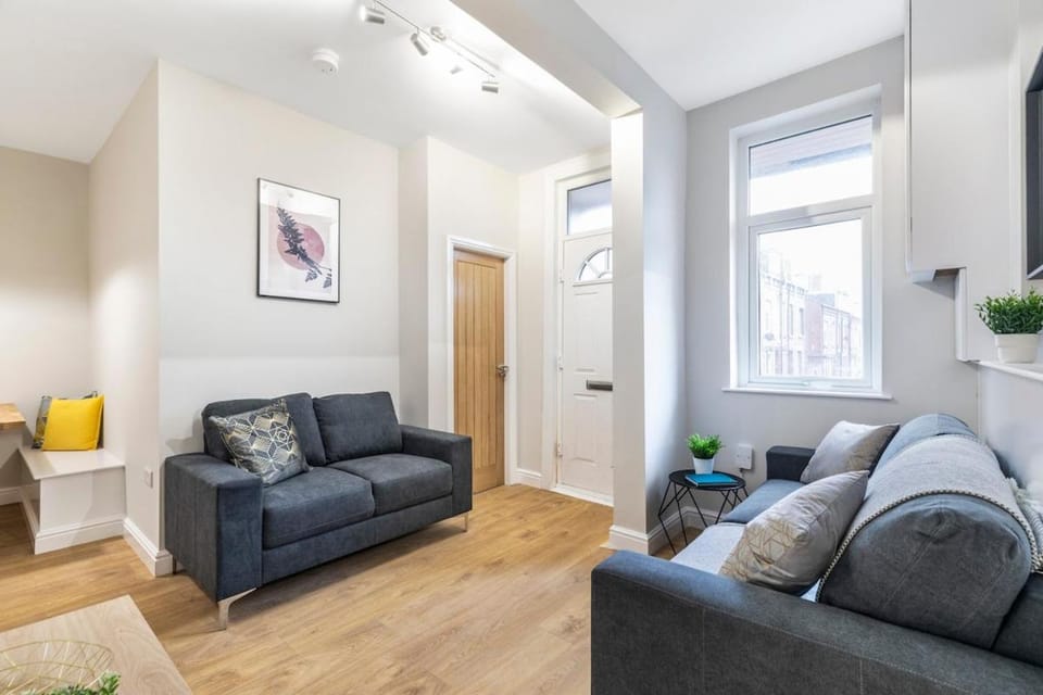 Stylish 5-Bed Home Ideal For Groups - Free Parking House in Leeds