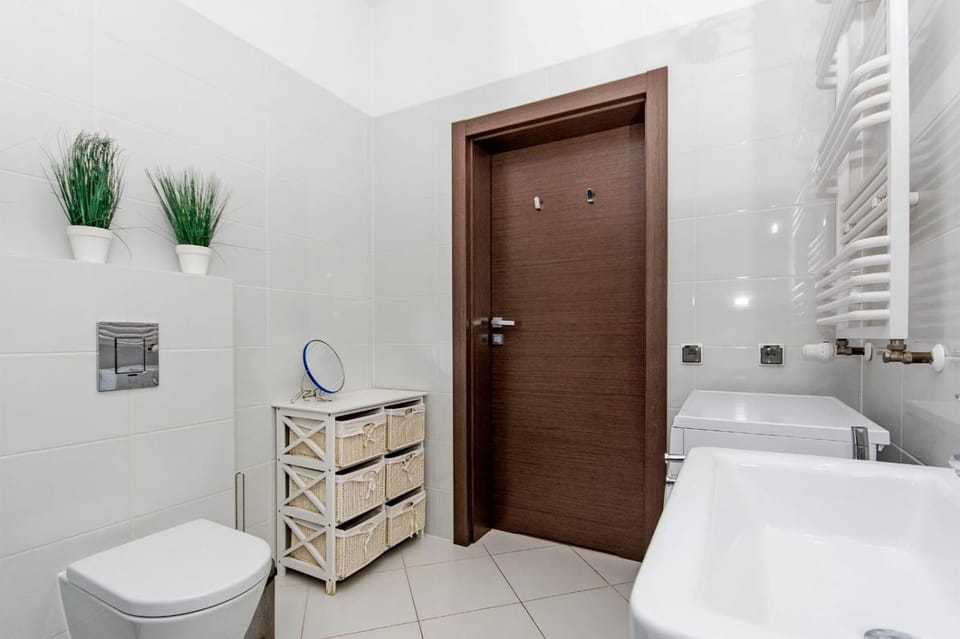Toilet, Bathroom, towels