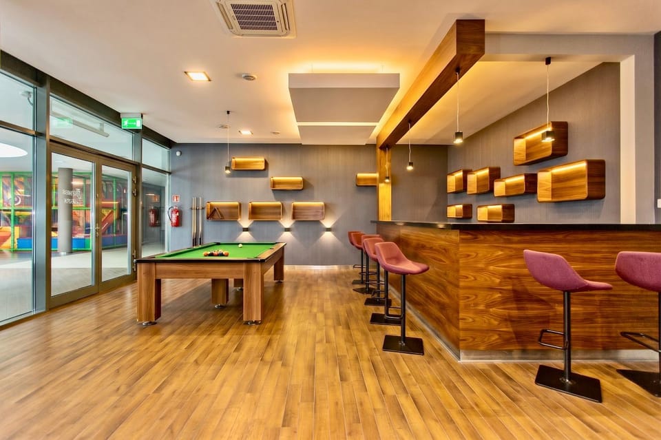 Billiard, Game Room