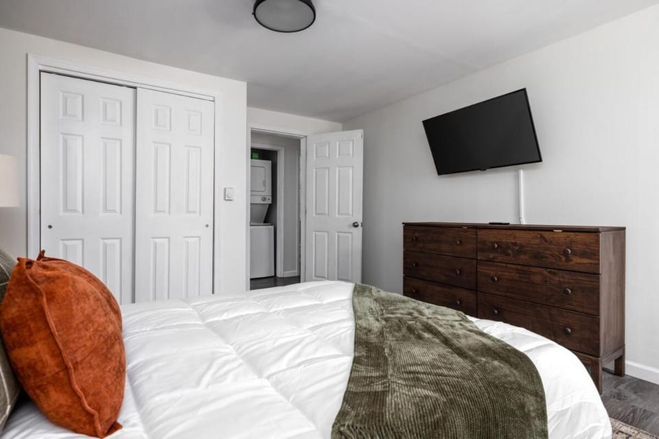 The Harmony Escape with Hot Tub, Sauna, Fire Pit, Games, Sleeps 18 Chalet in Hickory Run State Park