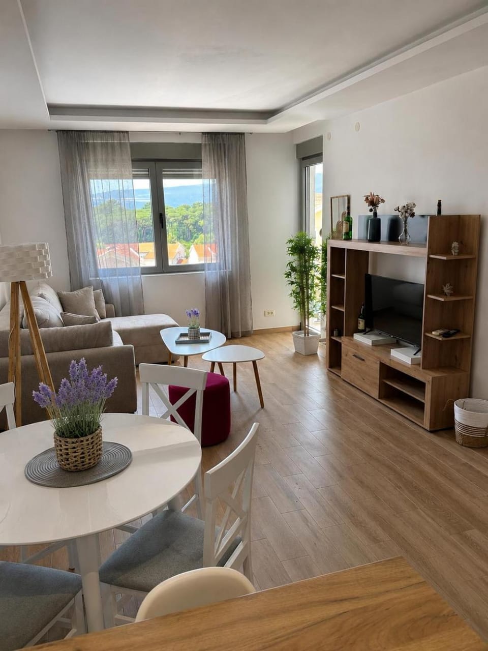 TV and multimedia, Living room, Seating area, Dining area
