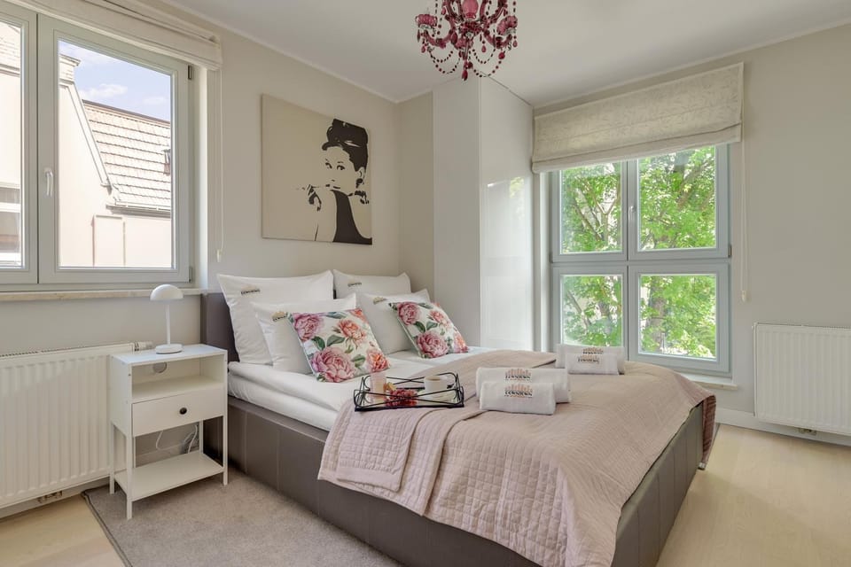 Bed, Photo of the whole room, Seating area, Bedroom, towels
