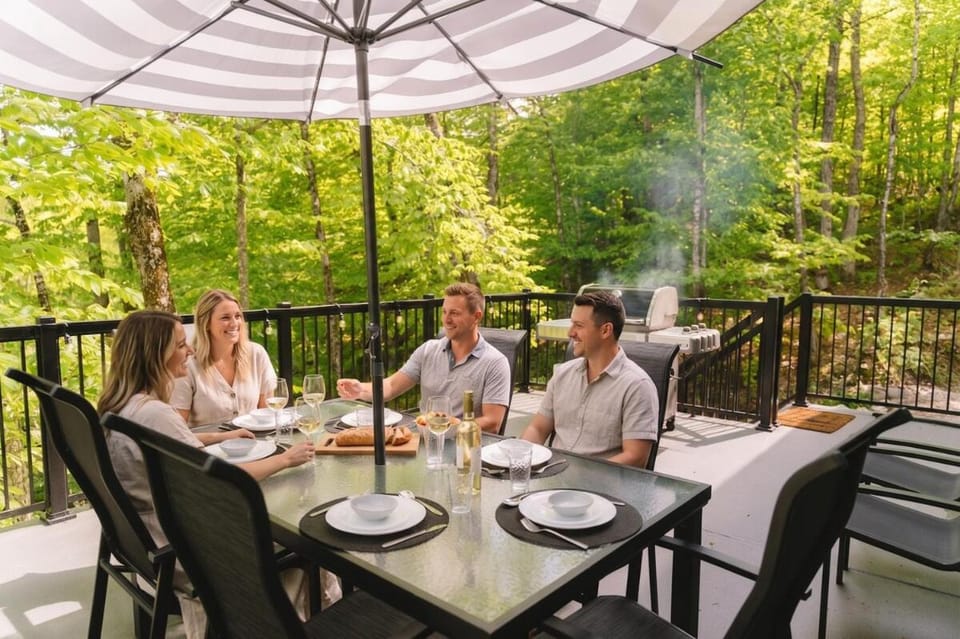 Java with Private Spa & Games, Lake & Golf Chalet in Quebec