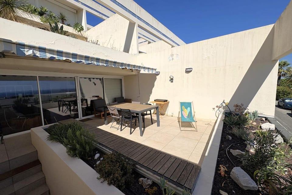 Apartment with sea view terrace and swimming pool Apartment in French Riviera