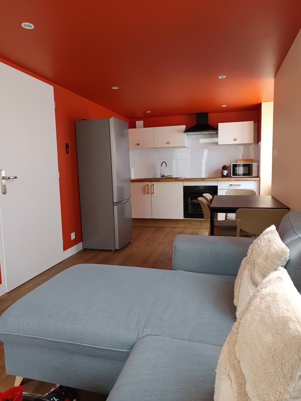 Living room, Seating area, Dining area, oven, stove
