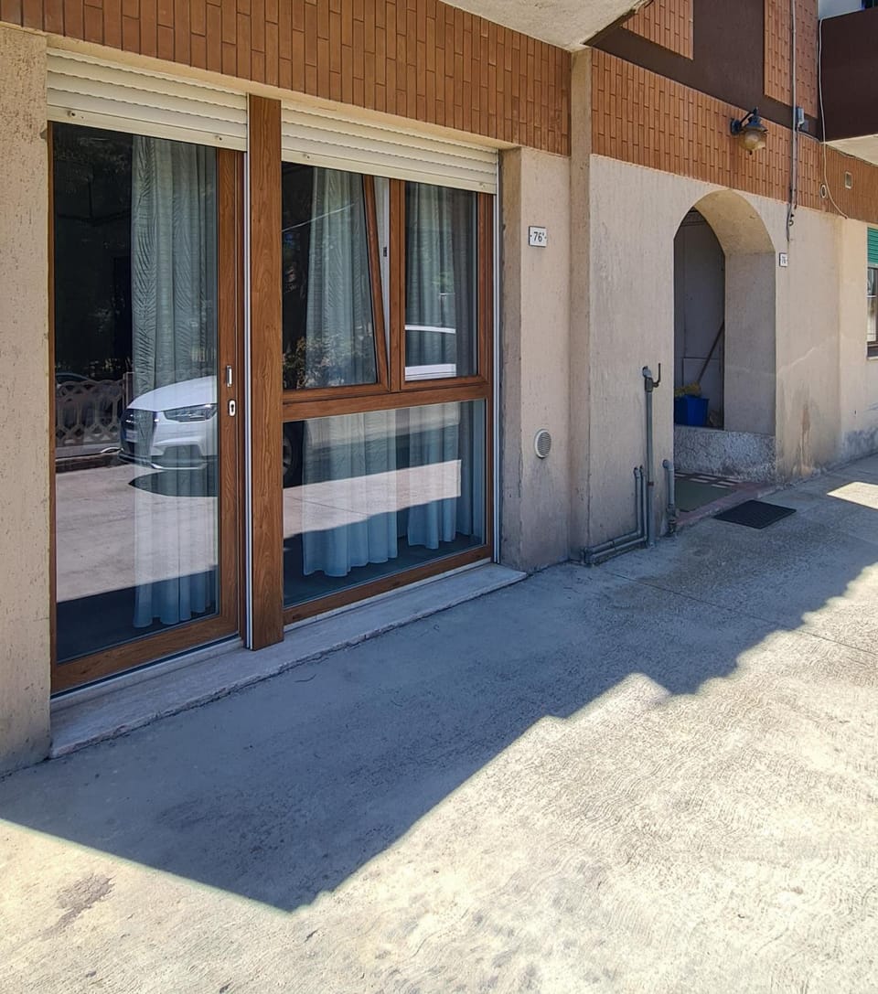 Property building, Facade/entrance, Parking