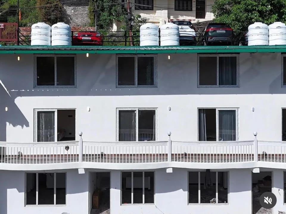 Property building, Day, Balcony/Terrace