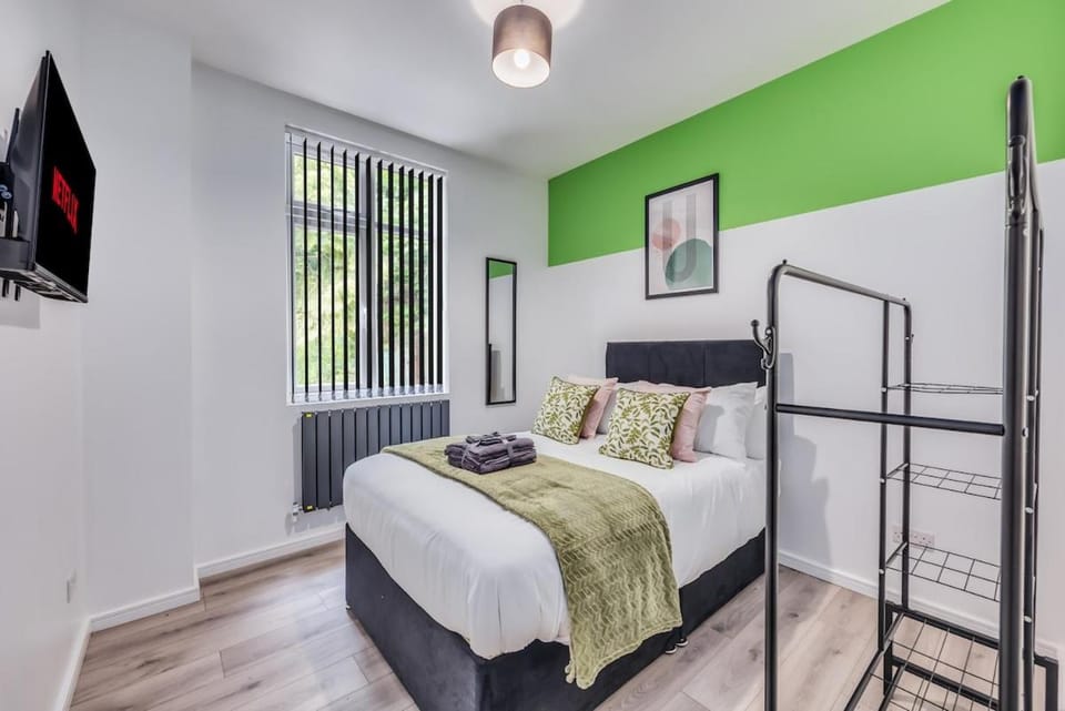 Bed, TV and multimedia, Bedroom