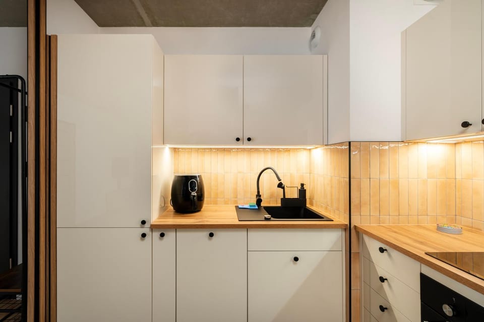 Coffee/tea facilities, Kitchen or kitchenette, oven, stove