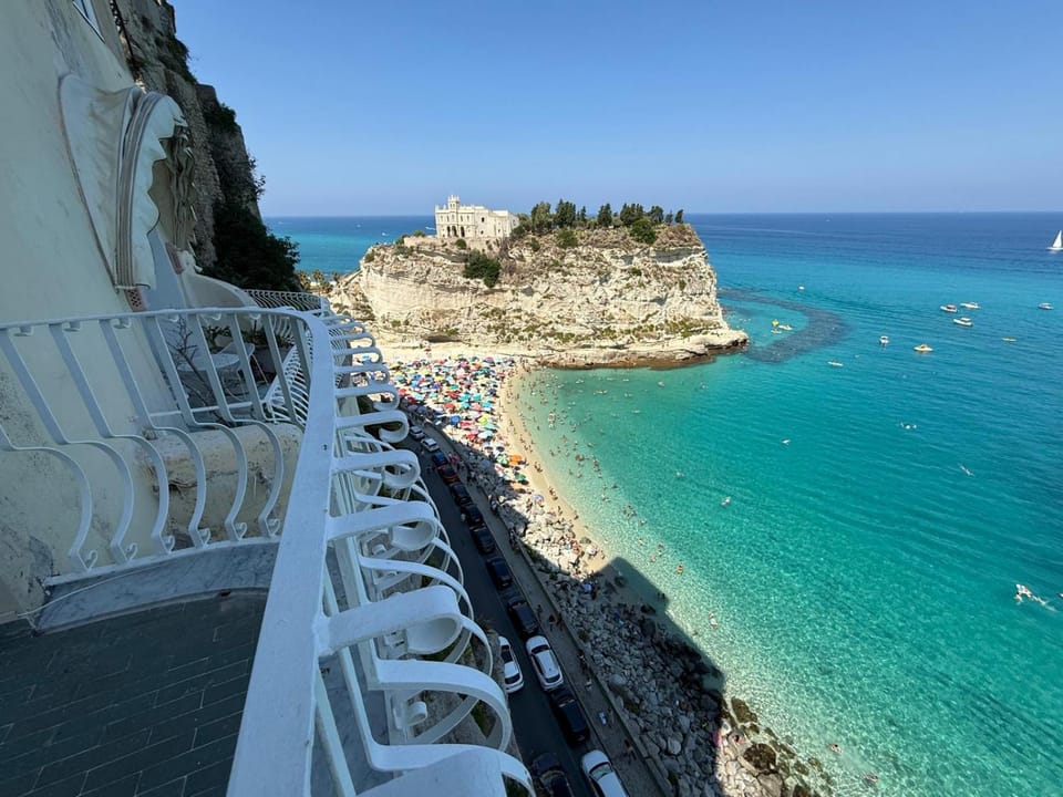Appartamento panoramico sull'Affaccio Raf Vallone House in Tropea