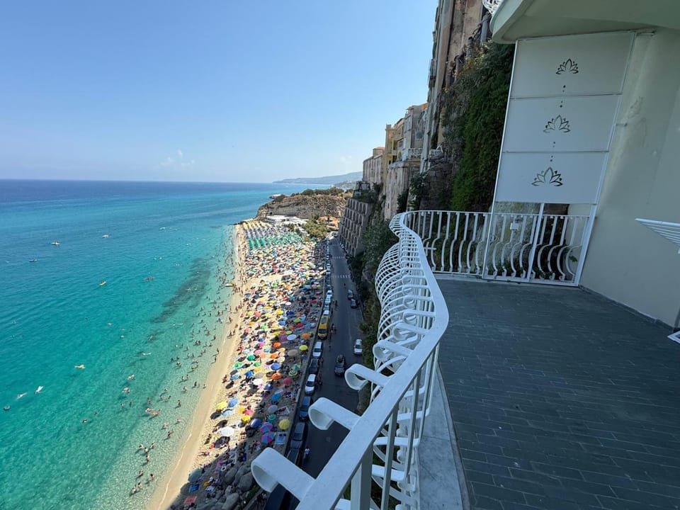 Appartamento panoramico sull'Affaccio Raf Vallone House in Tropea