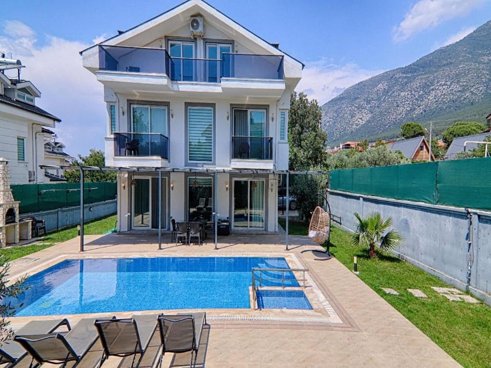 Property building, Day, Natural landscape, Mountain view, Pool view, Swimming pool, sunbed