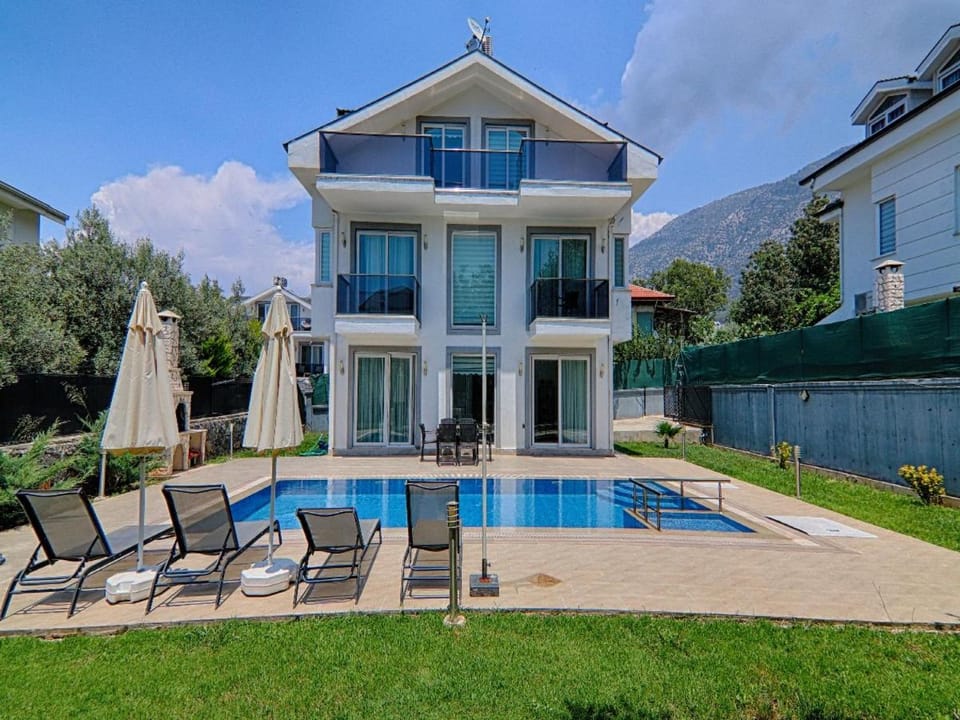 Property building, Day, Garden, Garden view, Pool view, Swimming pool, sunbed