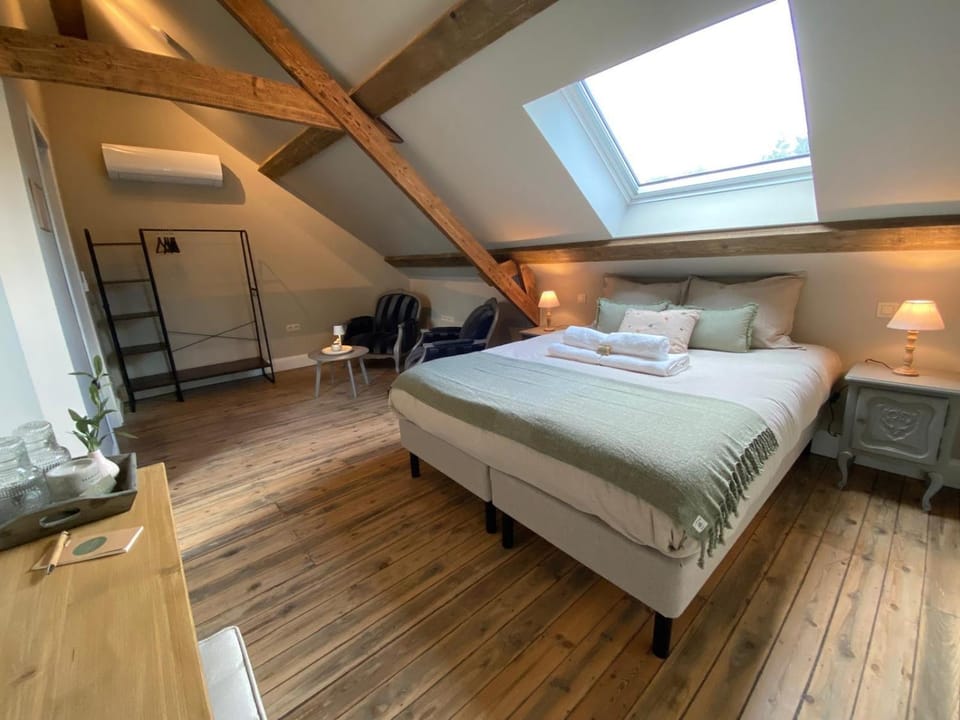 Bed, Seating area, Bedroom