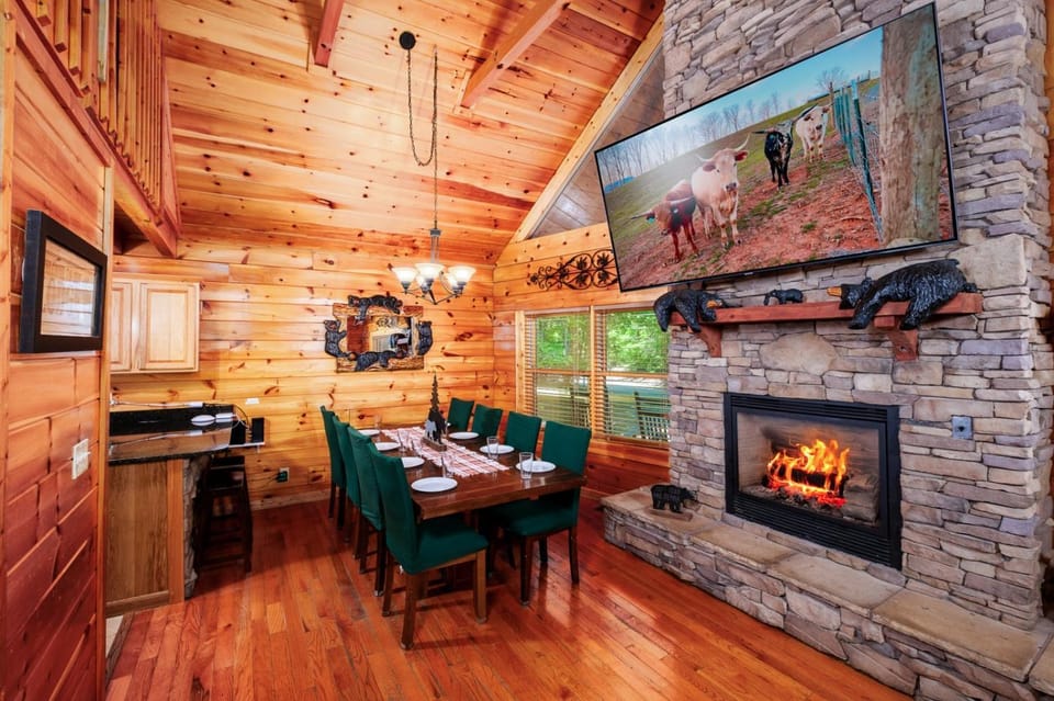 Black Beary Lodge・Hot Tub・Pool Table・Community Pool・Arcade House in Gatlinburg